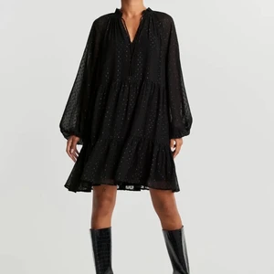 Klänning Gina tricot  - Säljer den här snygga klänningen från Gina Tricot, endast använd 1 gång. Slutsåld!! Köptes för 349kr!