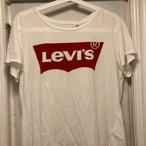 Levis t-shirt i mycket bra skick. Inte använd mycket och bara legat den senaste tiden. Storlek L men passar både M och L bra.