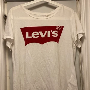 Levis  - Levis t-shirt i mycket bra skick. Inte använd mycket och bara legat den senaste tiden. Storlek L men passar både M och L bra.