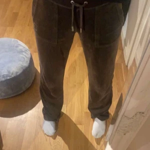 Juciy byxor  - Hej säljer nu mina 2 mån gamla juciy byxor, som är bruna och det är xs på dem jag är 164 och de passar bra , köpte dom på pondus i Karlstad för 1000 kr