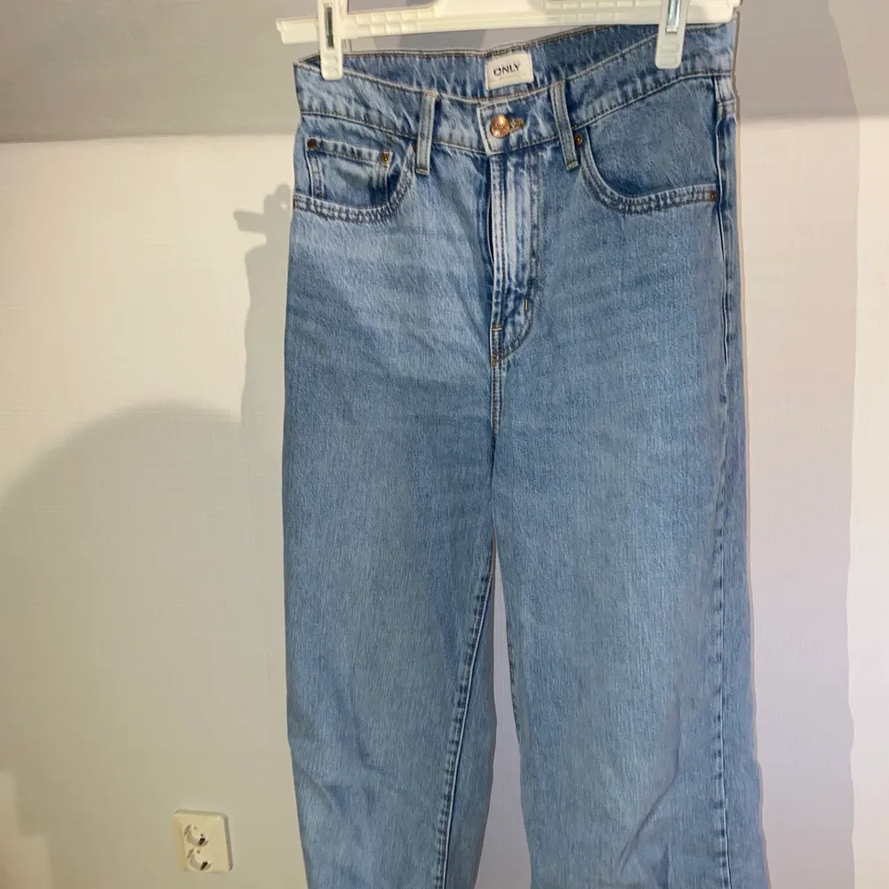 Ljusblåa jeans storlek 29/32 från only. Älskar längden på jeansen, är 173. Säljs pga förstora för mig i midjan. Jeans & Byxor.