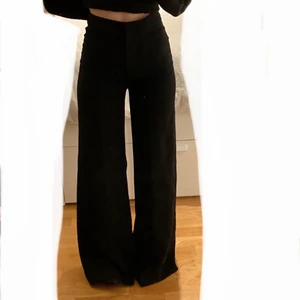 H&M vida kostymbyxor - Svarta vida kostymbyxor från H&M 🖤 Världens bästa basic och så sköna! Tanken var att sy upp dem men det blev aldrig av, har ett par andra liknande så därför väljer jag att sälja dessa