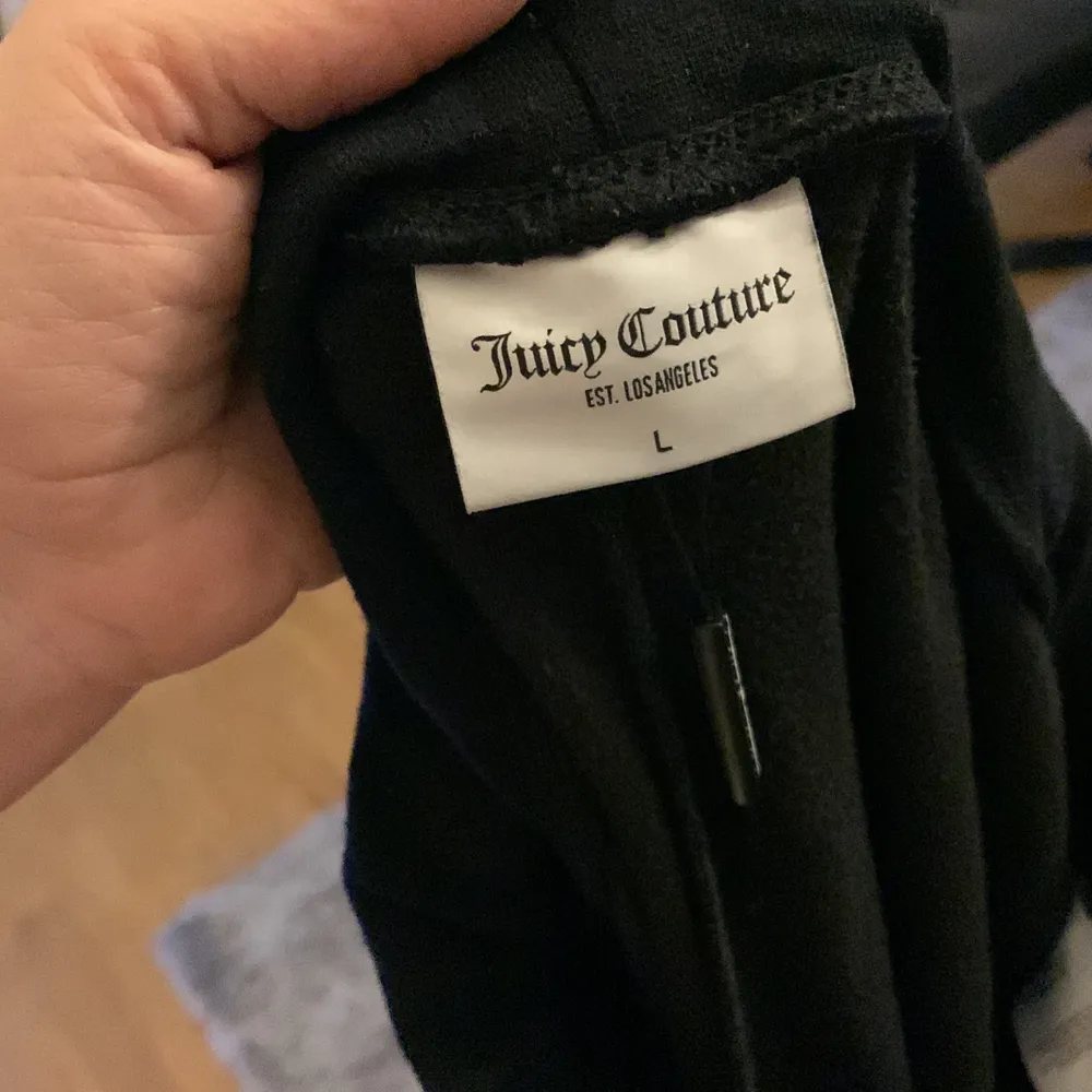 Hej jag säljer mina juicy byxor för att dom är för stora och långa jag säljer dom från 600 vi kan diskutera priset det är storlek L från jd dom är helt nya har använt dom 2-3 gånger jag skulle lämna tillbaka dom men kvittot va borta så ja. Jeans & Byxor.