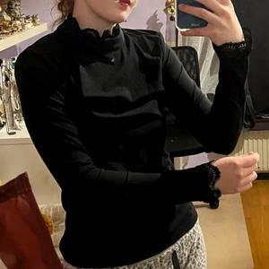 Svart Tröja - Snygg tröja med en detalierad krage samt handled. Bra för vintern!❄️💞💕