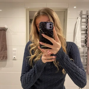 kabelstickad tröja från superdry - sparsamt använd, nyskick, jättejättebra kvalitet, så mysig, långa ärmar, sitter fint på kroppen💙 pm vid frågor/önskemål om fler bilder