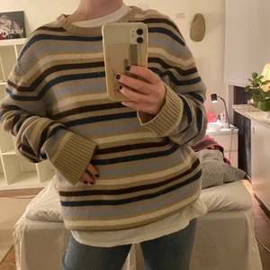 Randig stickad tröja  - Randig stickad tröja med lite längre modell. Passar allt från en S - L beroende på hur man vill att den sitter, jag brukar ha XS-S