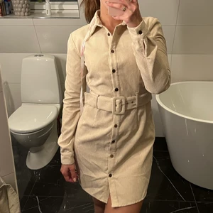 Beige klänning - Beige klänning med bälte i stl XS. Oanvänd med prislapp kvar. 