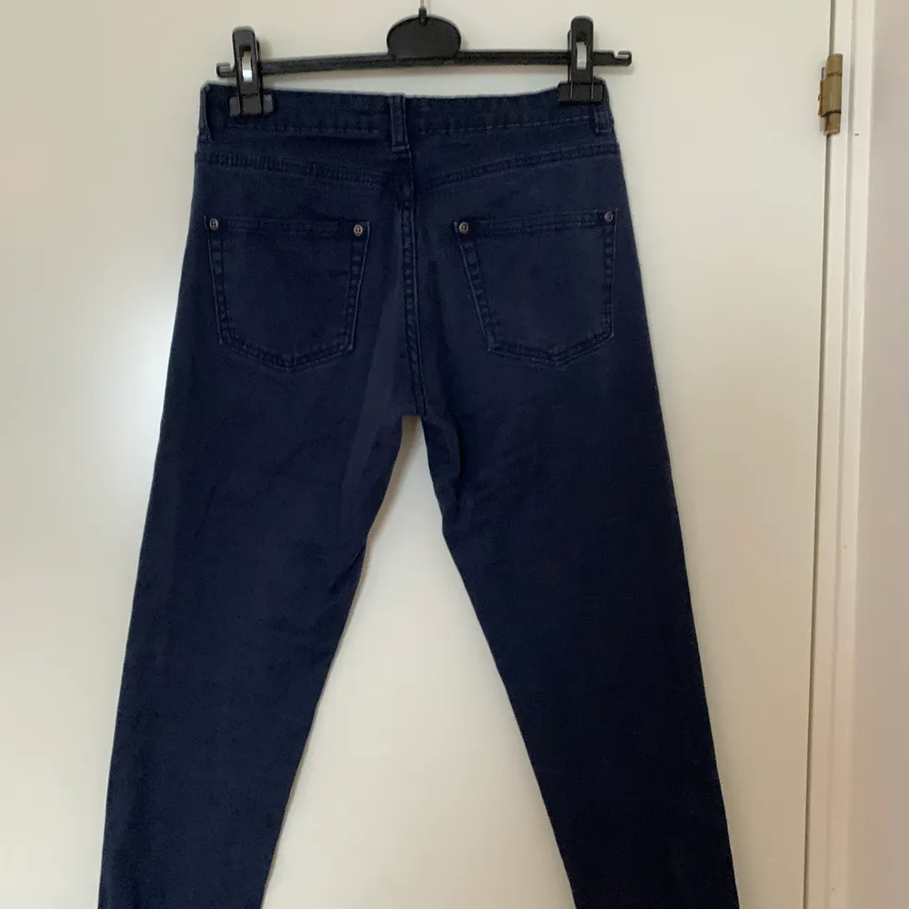 Säljer dessa mörkblå lågmidjade jeans pga att dem är alldeles för små, tror jeansen passar någon runt 155-160, 20 + frakt 💕. Jeans & Byxor.