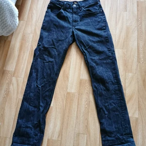 Lee luke jeans w30l32  - Hej igen, som sagt så säljer jag av mig byxor som inte längre passar eller inte används, så dessa får åka för en billig peng. Urtvättade, skön färg, inga hål eller "defekter". Dessa sitter slimfit. Skulle kanske behövas strykas dock (för den som vill) 