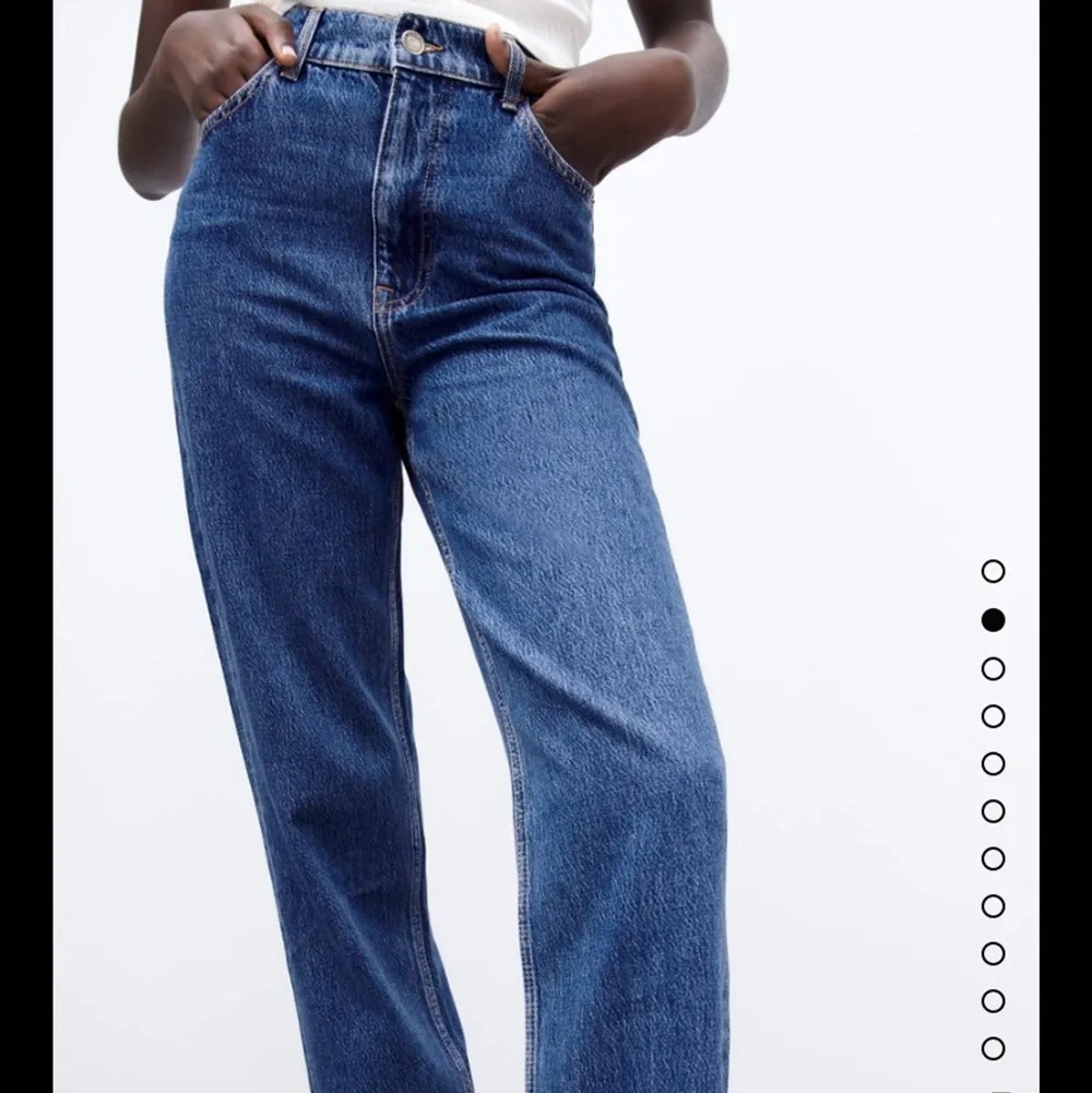 Säljer dessa byxorna från Zara, marinblå/mörkare blå. Storlek 34 sitter bra i läng på mig som är 164. Skicka för fler bilder. Frakt tillkommer. Jeans & Byxor.