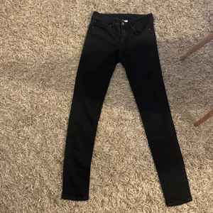 Jeans från hm i storlek 36 - Fina jeans från hm knappt använda 