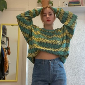 Stickat Vintage-tröja - En väldigt mysig och fin tjocktröja med utcoolt mönster i gult och grönt. Mjuk och liksom "luftig", men samtidigt varm. Den är ganska oversized, men om man liksom viker upp den lite sitter den som en smäck! Passar M och L.
