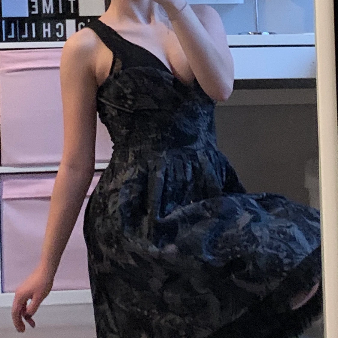 svart mönstrad volang klänning  - 90