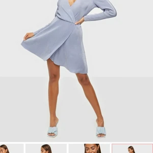 Klänning  - Säljer en helt oanvänd klänning från Nelly. Superfin och är jättesmått plisserad så den får en mycket festlig stil. Tyvärr för stor för mig så den kom aldrig till användning.