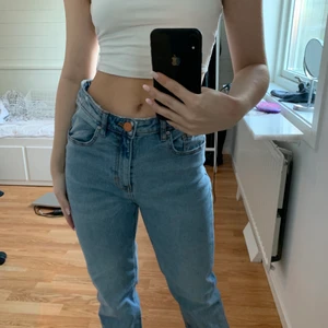 raka jeans  - snygga jeans med bra passform lite stora för mig tyvärr, skulle säga att dom passar någon runt S/M, formar sig super efter kroppen och sitter jätte skönt 💕