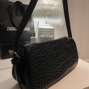 Baguette väska  - Säljer min väska från nelly, använd ca 2 gånger! Väskan är helt slutsåld på hemsidan, köpt för 350 kr. Väskan är mycket rymlig och har även ett mindre fack inuti 💕