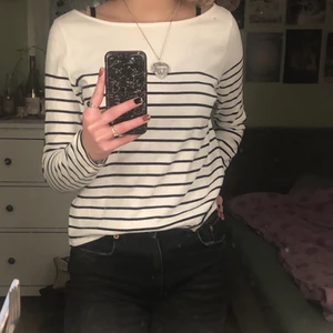 Randig långärmad tröja - Svartvit randig tröja i gott skick, knappt använd. Storlek M men passade mig som är S