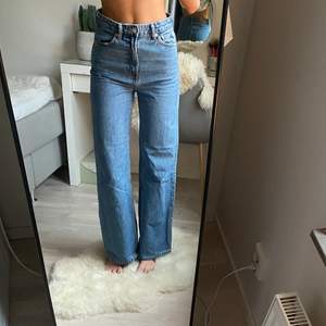 Jeans i modellen Ace från weekday, knappt använda!! Är 167 cm, 