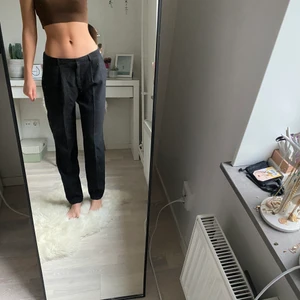 Lågmidjade kostymbyxor   - Lågmidjade kostymbyxor från Mango som tyvärr inte satt så bra på mig. Är 167 cm och de är på gränsen till för korta så passar nog någon med kortare ben bättre💕