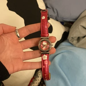 hellokitty-klocka - köpt secondhand och tror inte den funkar lmao men fett söt accessoar (Är du intresserad? Ett snabbt köp uppskattas då jag efter ett tag donerar jag det jag säljer till secondhandbutiker)