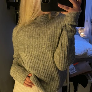 Stickad tröja - Super mysig stickad tröja. Storlek 146/152, men passar som XS/S❤️‍🔥❤️‍🔥❤️‍🔥