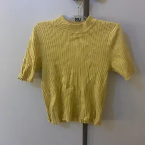 en gul basic T-shirt från gina tricot, den sitter ganska tajt på❤️