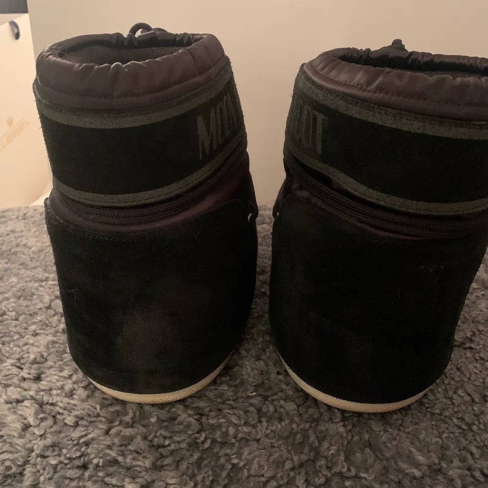 Låga svarta moonboots i satin och sammet som inte säljs längre! Köptes förra vintern för ca 2000 och är bara använda max fem gånger då de inte passade mig. Storlek 39-41. Skor.