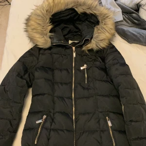 Roco baraco jacka - Använts en vinter, det är storlek 34, köptes för 2000kr och säljs nu för 700kr