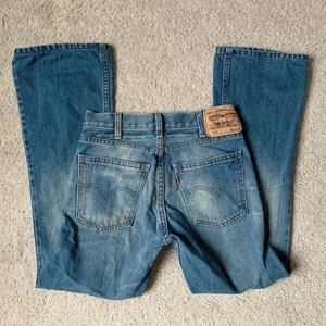 Flared Levis - Säljer dessa Levis jeans som är i en flared modell i storlek W26L32, 70cm midja och 72cm innerbenslängd! Det går tyvärr inte att få bilder där de sitter på då de är för små för mig!❤️ 