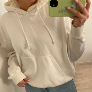 Hoodie (stl S) - Säljer oversized vit hoodie från weekday i storlek S men passar en XS-M skulle jag säga 🤍  fint skick och spårbar frakt ingår i priset!📦