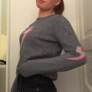 Blixt tröja - Superfin och skön tröja ifrån Sugarhill Brighton. Har blixtdetaljer framtill och även på armbågarna. Liknar Zadigtröjorna. Storlek 36 och är i superbra skick. Köpt för 700kr. Köparen står för frakten som tillkommer💓