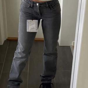 Första bilden är inte min! Säljer dessa populära jeans från Zara 💗 kan mötas upp i Uppsala 