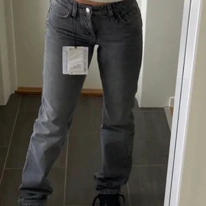 Grå lågmidjade jeans  - Första bilden är inte min! Säljer dessa populära jeans från Zara 💗 kan mötas upp i Uppsala 