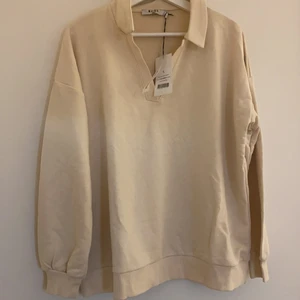 Beige tröja - Aldrig använd med lappar kvar, passar XS-M beroende på hur man vill den ska sitta. Från nakd och slutsåld 