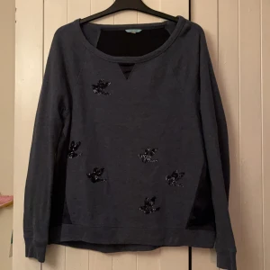 Tröja  - Tröja i strl M 