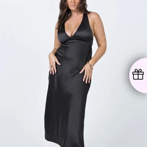Svart lång silkesklänning  - Shyla midi dress från princess polly! Helt slutsåld på hemsidan. Passade inte riktigt mig med liten byst tyvärr. Använd 1 gång! 