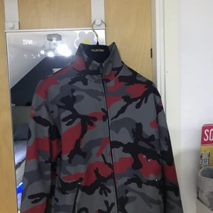 Valentino tröja - Säljer denna feta jacka/tröja från valentino! Inköpt på abcd i Stockholm för strax över 10k. Inte använd mycket alls så skick 9/10 och storlek M. 