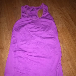 Idrotts linne - En lila Idrotts linne med sport BH typ i, jätte fin på, men tyvärr för liten🤍 storlek S är den men passar även XS
