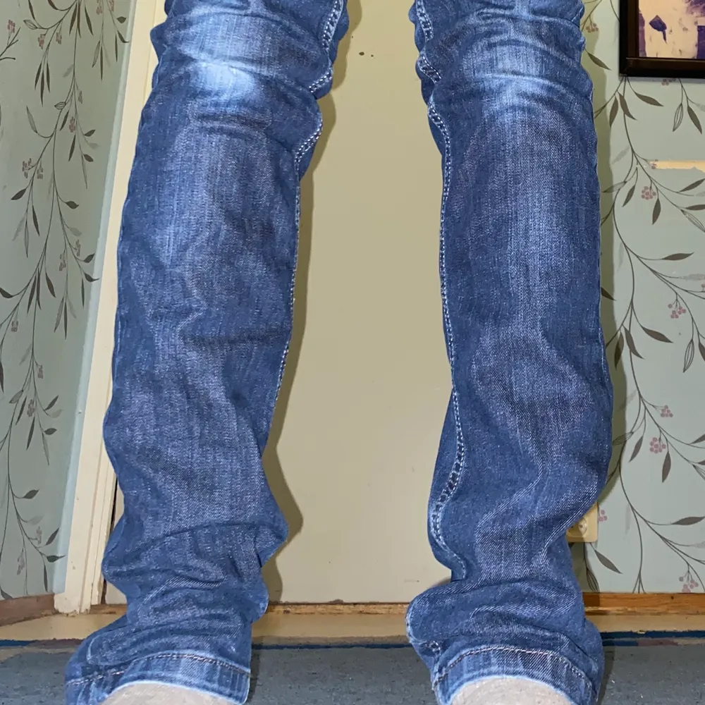 Fina mörkblåa low jeans i vintage stil, den är mer åt de skinny hållet. säljer då de är lite stora runt midjan. Är 163 cm lång . Jeans & Byxor.