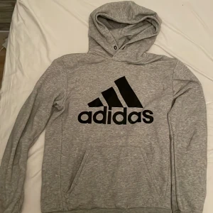 adidas tröja - Använd 3-5 ggr, pris kan diskuteras 