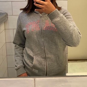 Grå ziphoddie från Gant  - Säljer min fina gråa ziphoodie från Gant, jätte fint skick. Säljer för 200kr i storlek XS 🤍
