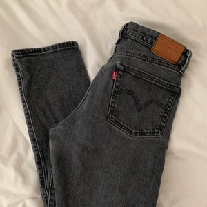 Levi’s 501 - Säljer min gråa Levis 501 för att dem är för korta för mig. Dem är vintage men jag har själv aldrig använt dem❣️passar på någon som är mellan 150-160.              (Dem har även en liten lagning som inte syns när man har på sig dem, men kan gå ner i pris om det skulle va så)