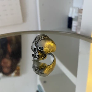 Silver ring-dödskalle  - Så fin ring som inte kommer till användning då den är för stor på mig. Skulle säga att den passar någon med lite ”tjockare” då den är för stor på mig som har hyfsat smala fingrar(är tjej ifall de spelar någon roll i storleken)❤️ är rätt så säker på att den är i rostfritt stål men köptes för så länge sedan så är inte 100 men eftersom den är ganska tung så är den antagligen de☺️ har flera intresserade nu så lägg ett bud från 50kr