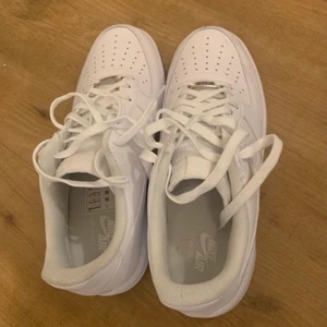 Nike Air  - Helt oanvända Nike skor storlek 45 kan hämtas på plats eller skickas, 📮vet ej vad frakten går på men det tar vi då :)