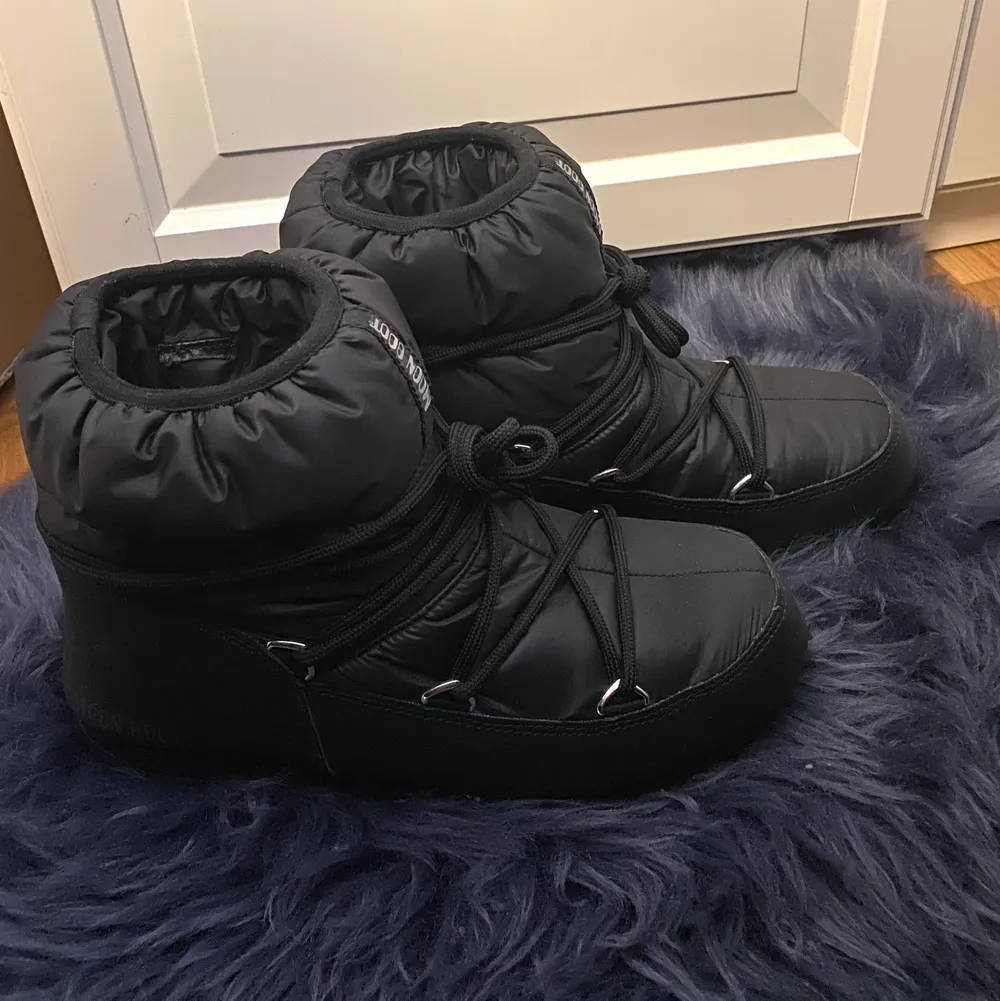 Moon boots i en lite mer unik modell!!!! mer lik inuikkii!!! Så sköna och varma!!! Köpta förra vintern men har knappt använts av mig då jag har för mkt skor 🤯 därför är dom i nyskick!!! Nypris 2099 kr. Säljer för 600 kr. Skor.