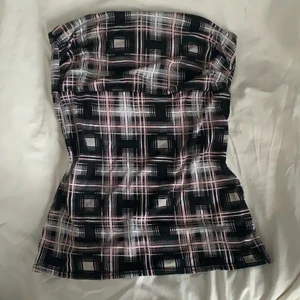 Tubtopp - Tubtopp utan armar i storlek M men passar mer S, dock är den väldigt stretchig. Skriv för fler bilder eller om du har några funderingar😇