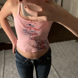 y2k topp - Jättesnygg 2000-tals topp💽☎️ I storlek XS men skulle även säga att den passar en liten S💕 Använd några få gånger, så är i mycket bra skick🍀Köparn står för frakten💗
