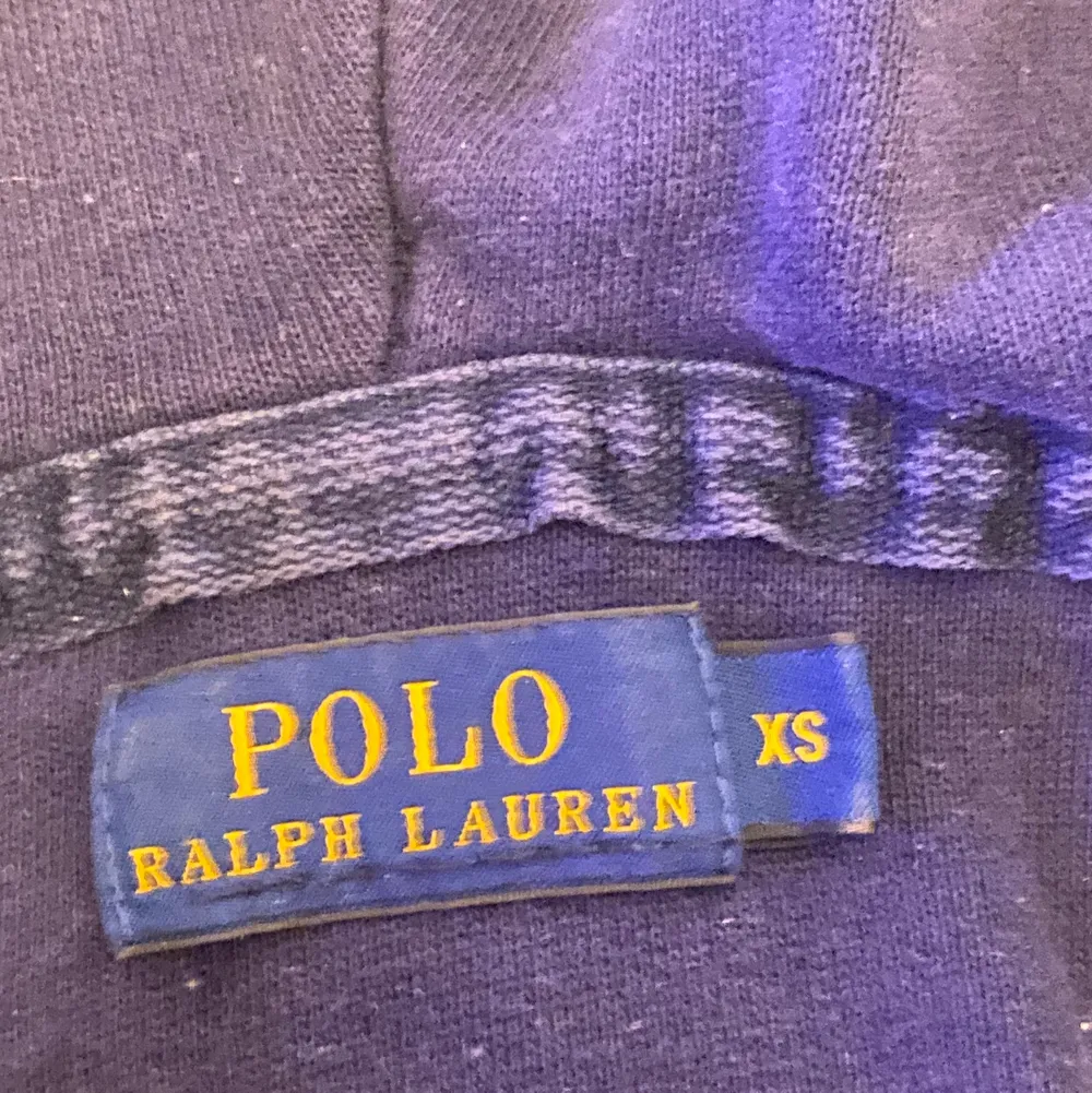 Zip up hoodie från ralph lauren köpt från kidsbrandstore😋 inte använt denna på flera år.. Tröjor & Koftor.