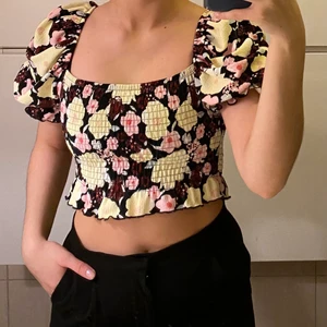 Topp - Bik Bok  - Blommig crop topp
