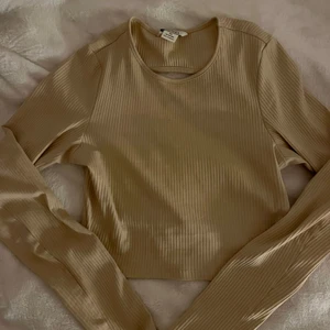 Topp - Söt topp med helt öppen rygg från monki. Köpt för lite mer än ett år sedan men använd typ en gång. Storlek XS. Köparen står för frakt💕